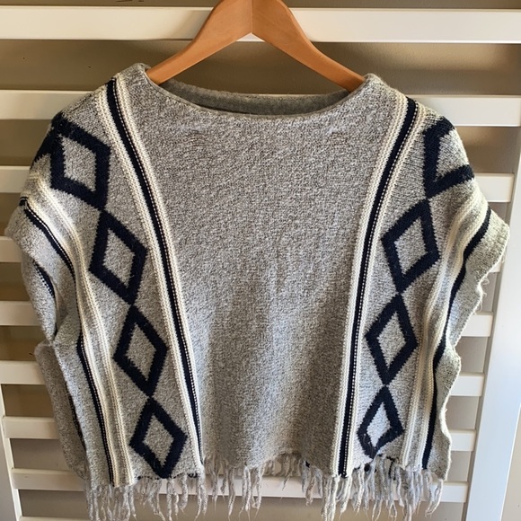 Girls Gray Roebuck & Company Boho Fringe Poncho Size M (10/12) - Picture 3 of 10